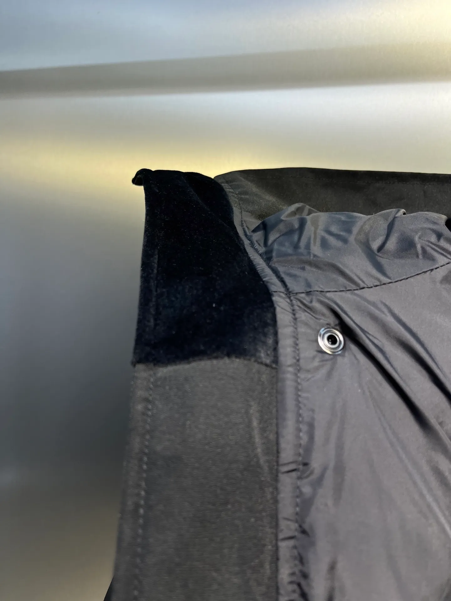 P700 Goose 🌟17 models (black) chest patch, same style for men and women, cold-resistant down jacket! The fur collar is detachable. The natural Siberian coyote fur collar has a delicate yet strong feel, which comes from the sense of life that comes from the erosion of wind and frost in nature. The market usually uses raccoon fur or fake fur instead, which is not even the slightest bit better! The collar part has cold-proof flannel, which is close to the head and neck, comfortable and warm! The fabric is made of high-density nano-level waterproof fabric, which is windproof and wear-resistant and has a certain thickness! The zipper is the official YKK brand! The waist has an elastic waistline design that can be adjusted according to yourself! There is also an anti-wind Velcro inside! Seamless threaded cuffs to avoid stiffening! In order to prevent cold wind from pouring in, a double closure design is adopted. On the premise of the traditional zipper fly, six Velcro fasteners are used for secondary closure, which brings better warmth retention effect. It retains the classic hooded design and uses super large luxurious wolf fur to protect against wind and cold. No matter how low the temperature is this winter, one piece is enough. I’ll give you the wind and temperature. Size: s-xxl